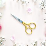 MUSTÁRSÁRGA SZÍNŰ HÍMZŐOLLÓ