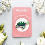 TEKNŐS MÁGNESES TŰTARTÓ (Caterpillar Cross Stitch)