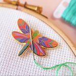 SZITAKÖTŐ MÁGNESES TŰTARTÓ (Caterpillar Cross Stitch)