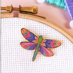 SZITAKÖTŐ MÁGNESES TŰTARTÓ (Caterpillar Cross Stitch)