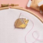 SÜNI MÁGNESES TŰTARTÓ (Caterpillar Cross Stitch)